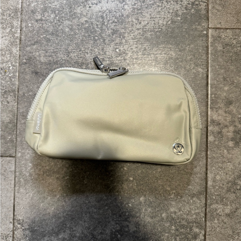 Lululemon Everywhere Belt Bag Large 2L- Raw Linen - Picture 3 of 9